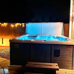 https://stunning-1-bedroom-double-sofa-bed-jacuzzi-near-train-station.bournemouth-hotels.org