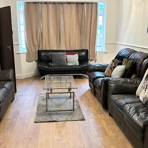 https://london-luxury-5-bedroom-house-2-min-walk-to-the-tube-station.cambridgehotelsuk.com